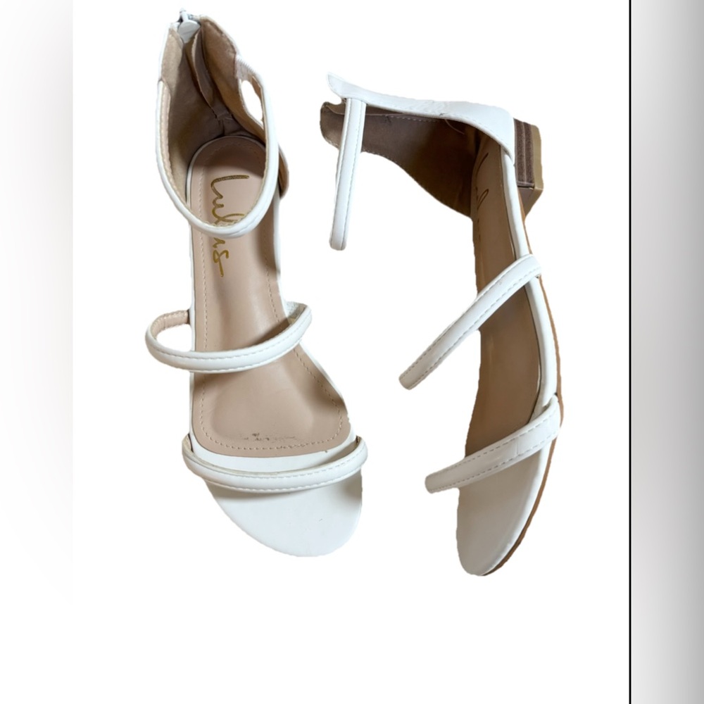 Lulus White Strappy faux leather flat Sandals size 6